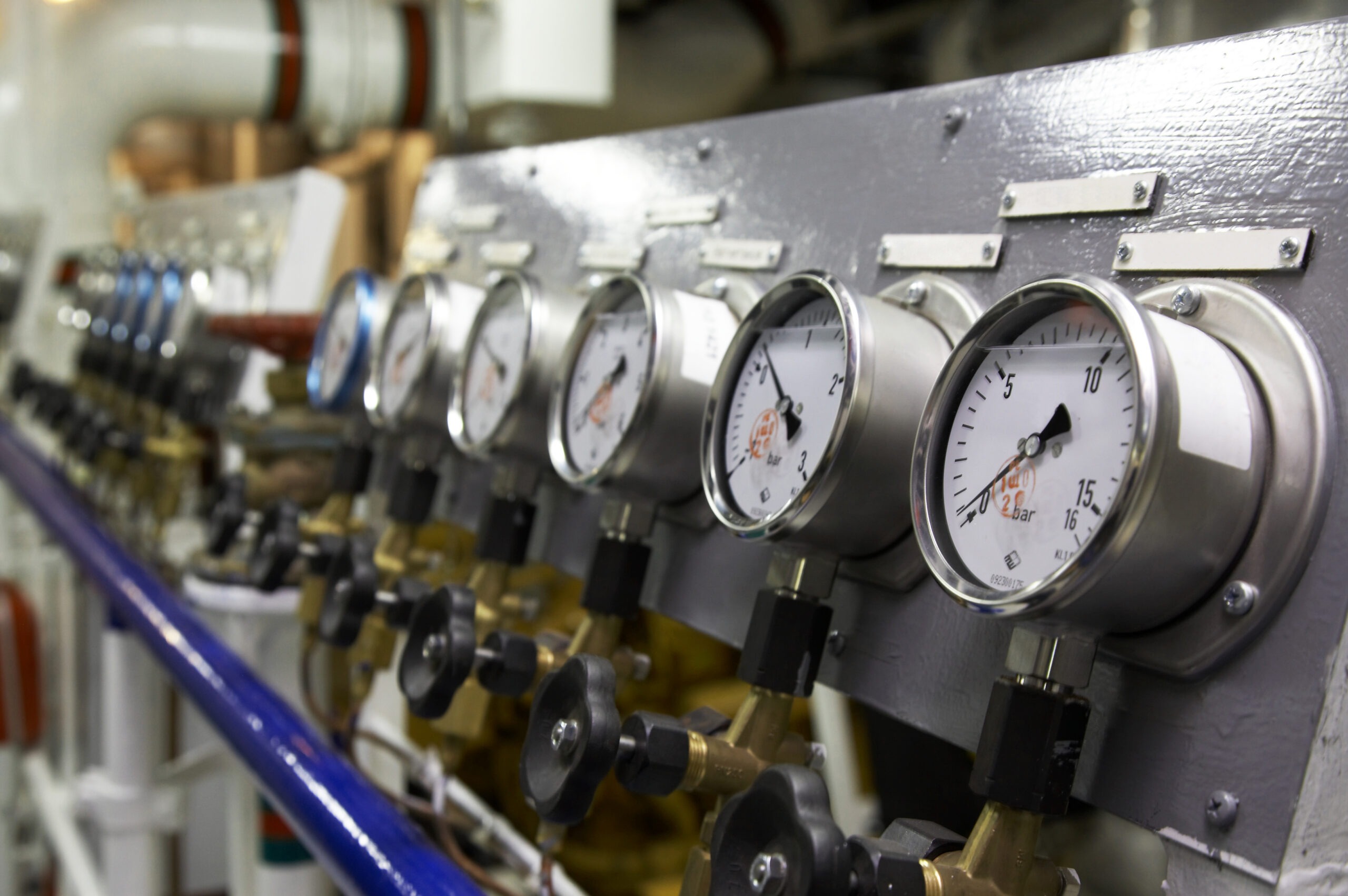 Pressure gauges on a calibration test bench