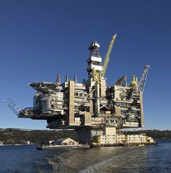 Offshore oil and gas production platform